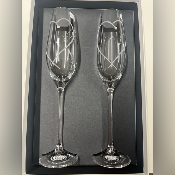 Royal Doulton Promises Two Hearts Entwined Crystal Champagne Flutes Set of 2 NWT - Picture 3 of 4